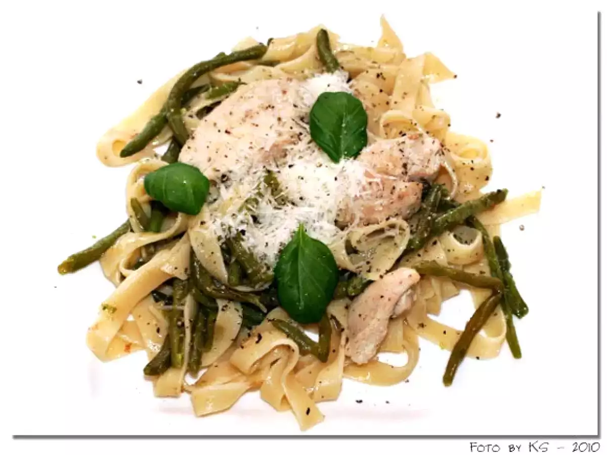 Tagliatelle mit grünen Bohnen und Hähnchenbrust