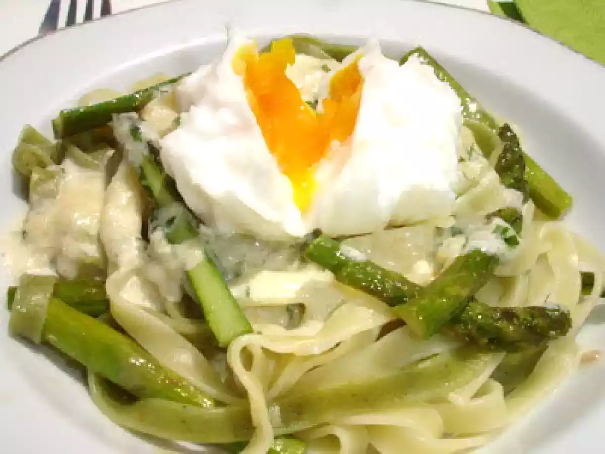 Tagliatelle mit Parmesansahnesauce, grünem Spargel und pochiertem Ei