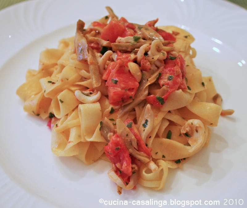 Tagliatelle mit sepiolini, kleinen artischocken und frischen tomaten ...