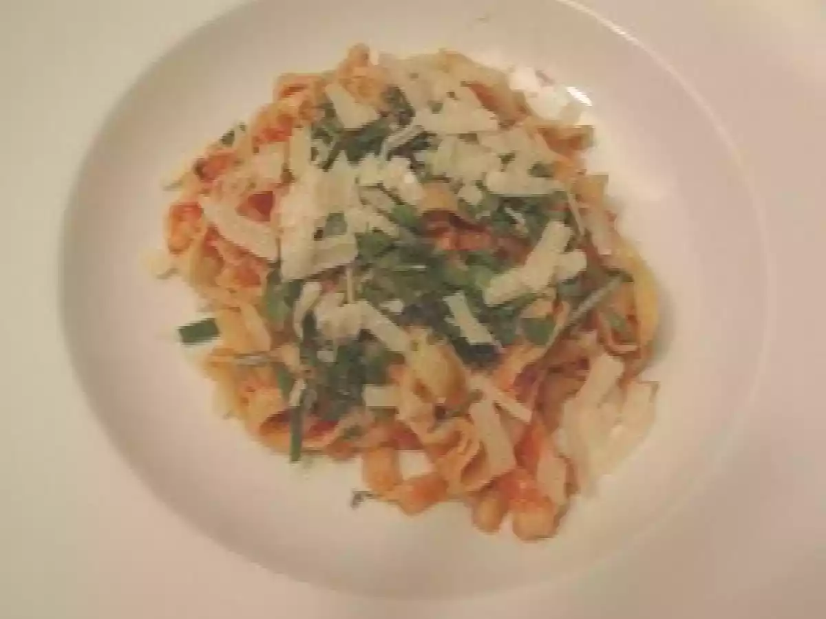 Tagliatelle selbstgemacht mit Parmaschinken-Tomatensosse
