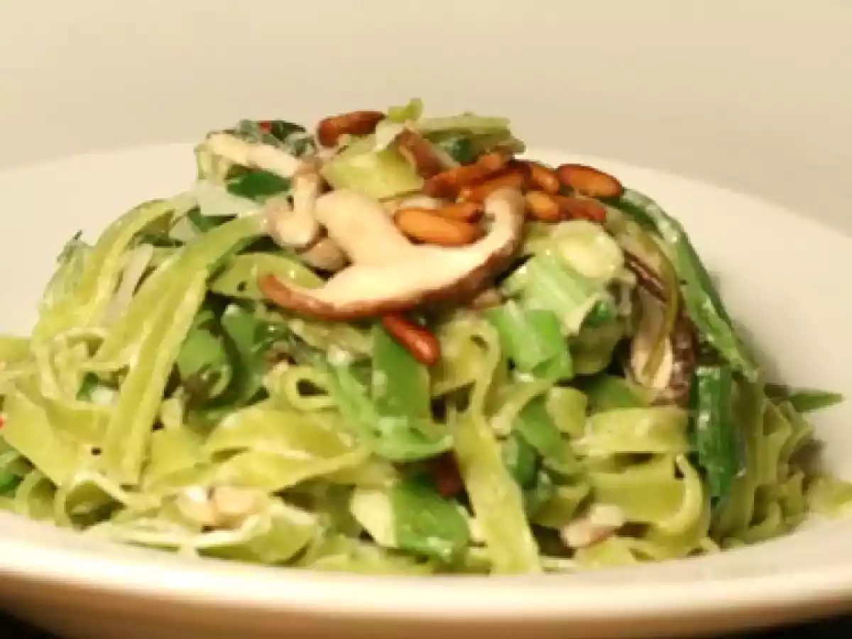 Tagliatelle verde mit Pinoli, Sauerampfer, Frühlingsgemüse und Shiitakepilzen