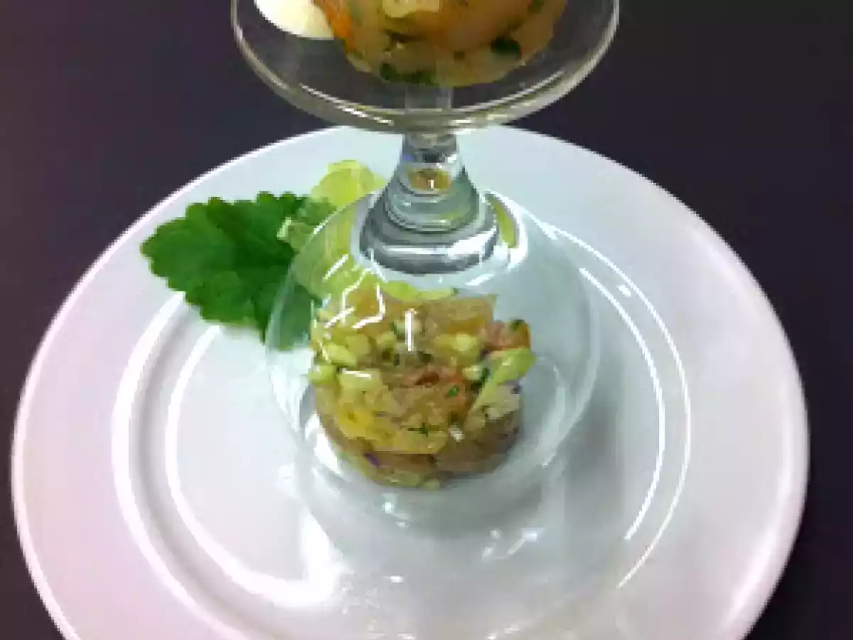 Tartar frischer Papaya und Kalk Sahne und marinierte Forellen-Tatar