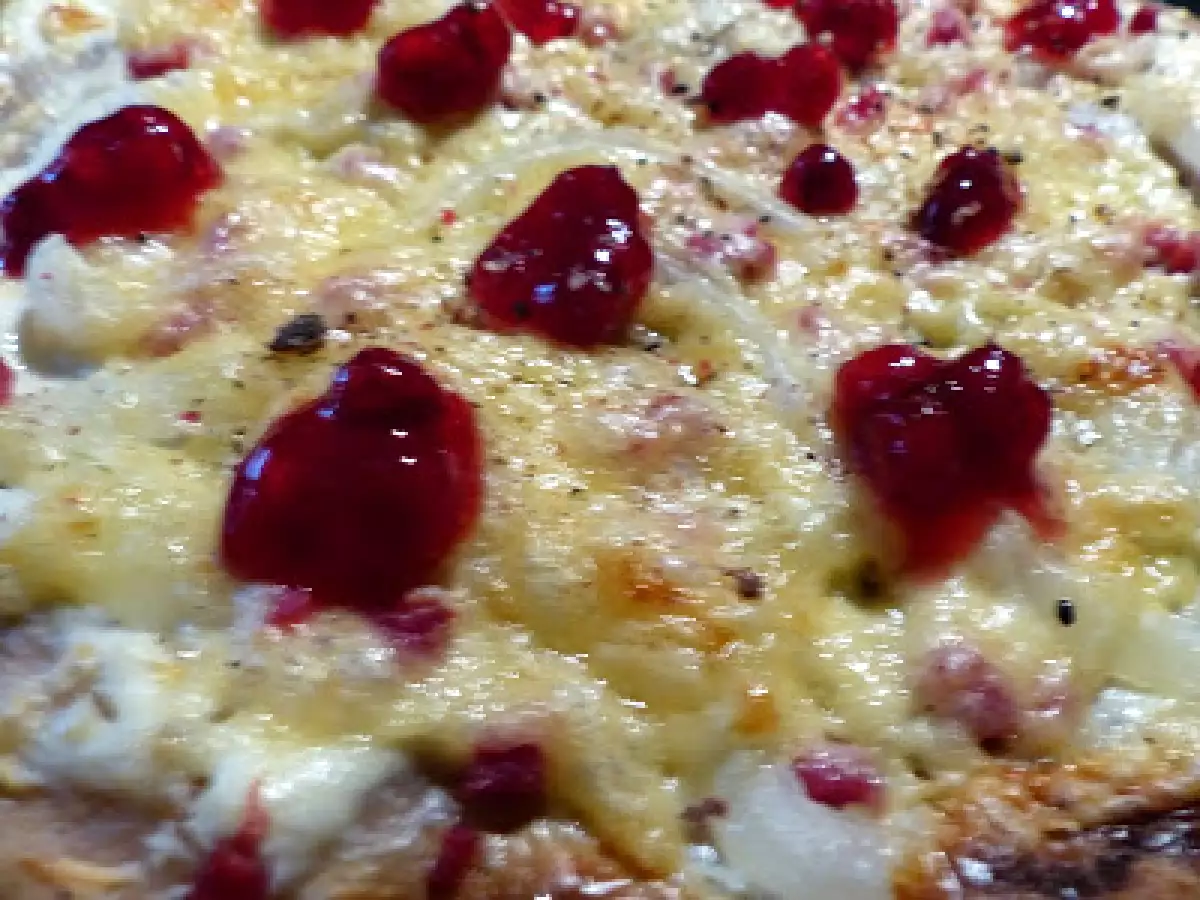 Tarte flambée mit Camembert & Preiselbeerkompott