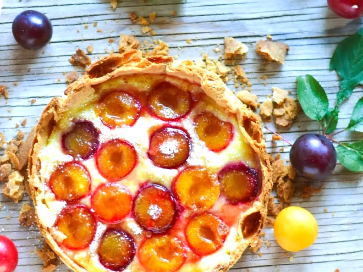 Tarte mit Pudding und Pflaumen