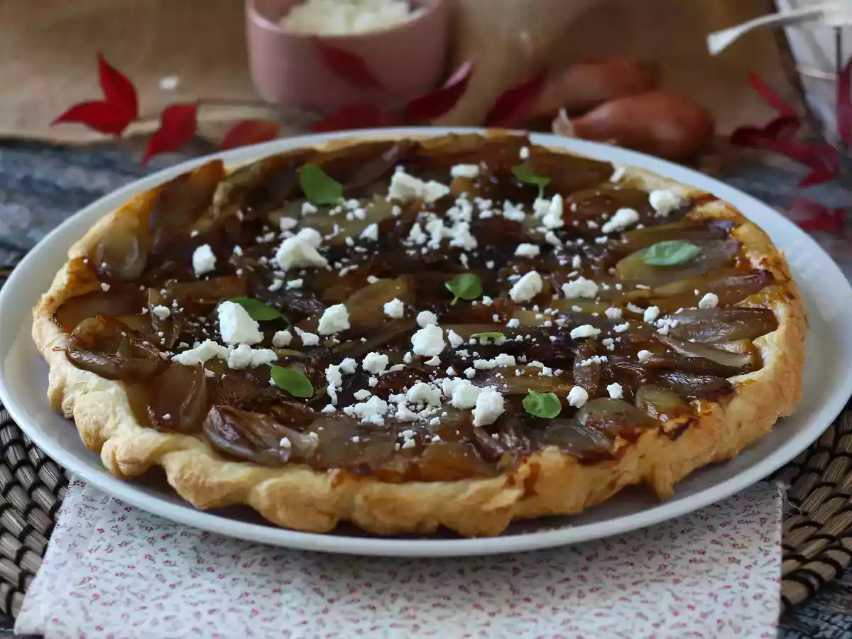 Tarte Tatin mit Schalotten und Feta, die unwiderstehliche salzige Version!