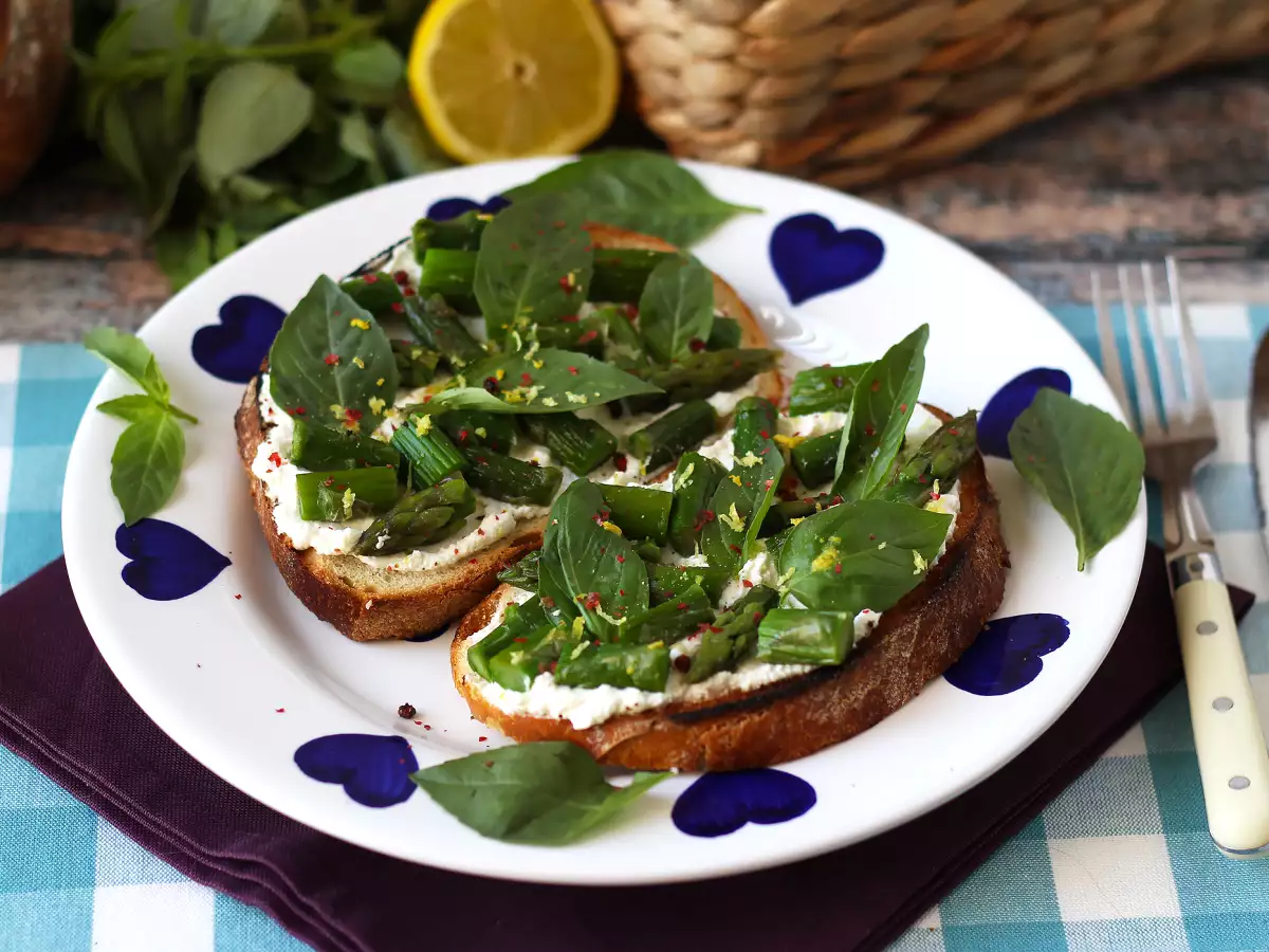 Tartines mit Spargel, Zitronen-Ricotta und Basilikum - foto 3
