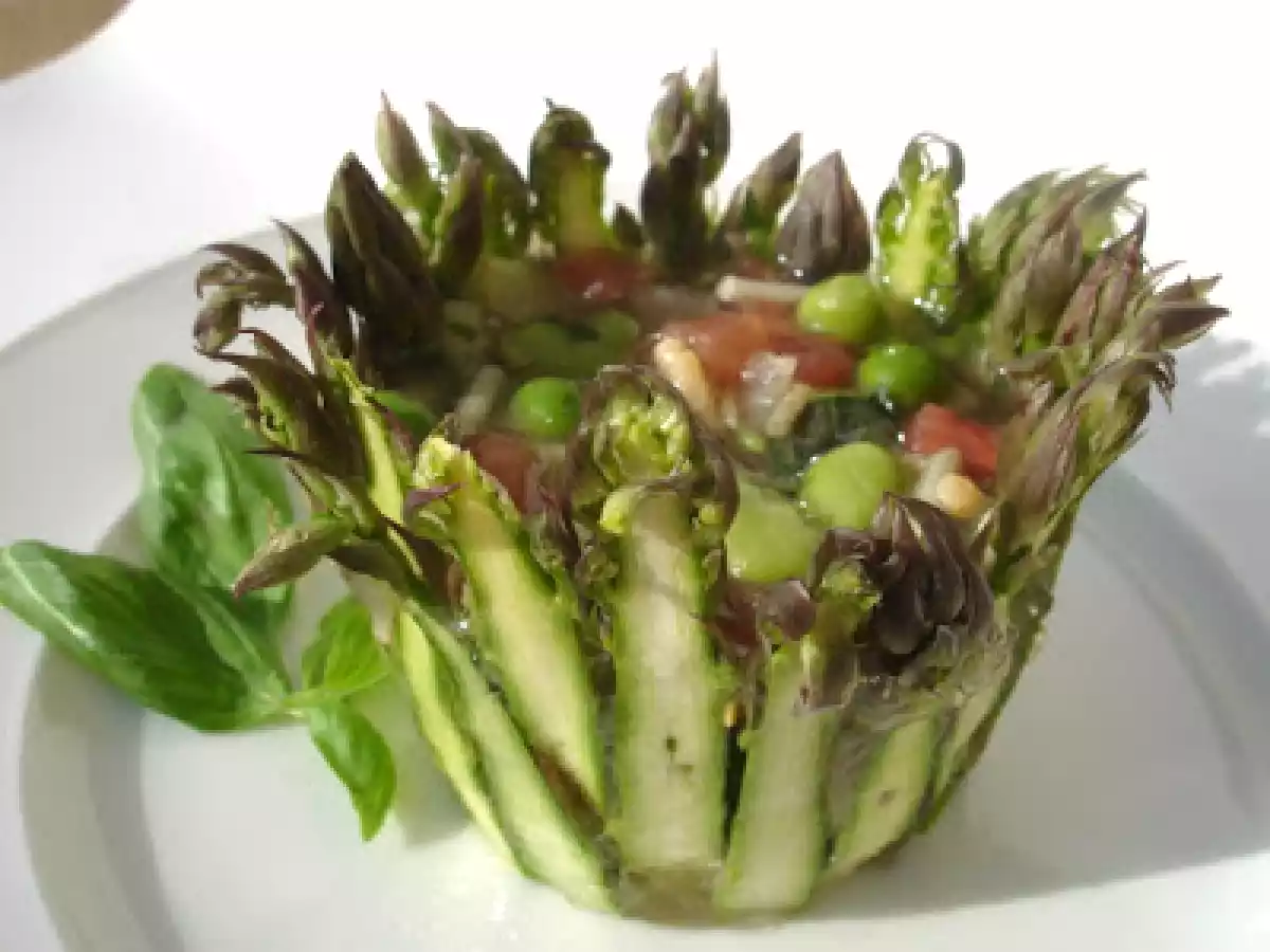 Terrine mit Frühlingsgemüse und grünem Spargelkrönchen