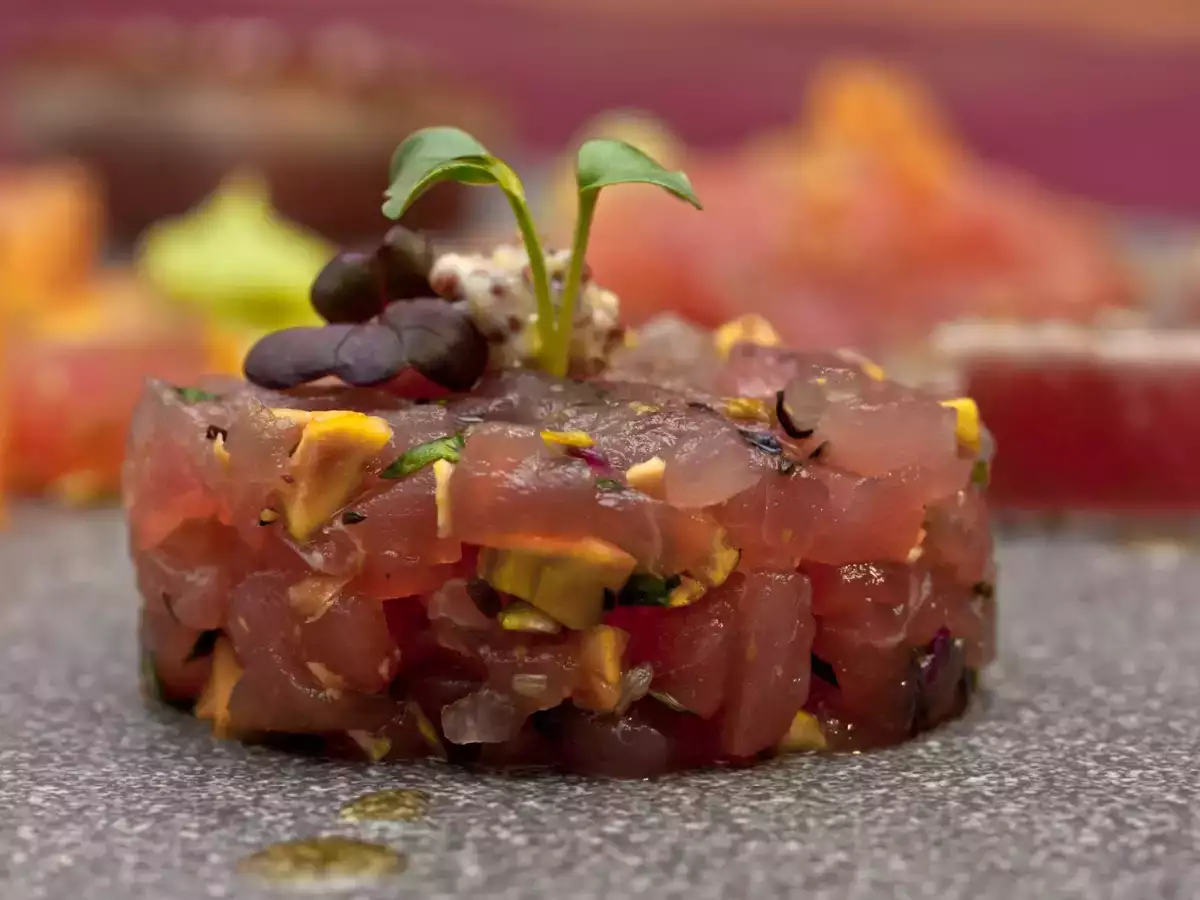Thunfisch hoch vier mit Senf, Avocado und Zitrusfrüchten