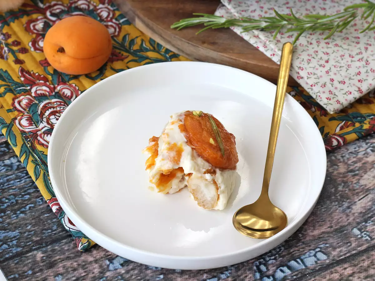 Tiramisu mit gerösteten Aprikosen: das perfekte fruchtige und zartschmelzende Dessert für den Sommer - foto 3