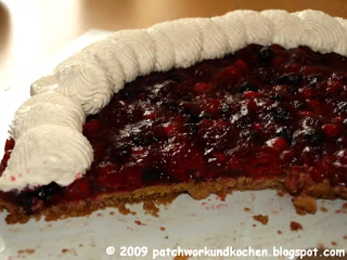 Titel: ROTE-GRÜTZE-TARTE MIT KAFFEE-GEWÜRZ-SAHNE