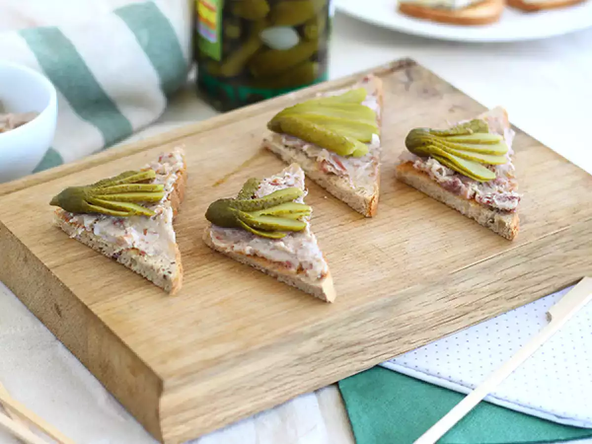 Toast-Häppchen mit Rillettes und Cornichons