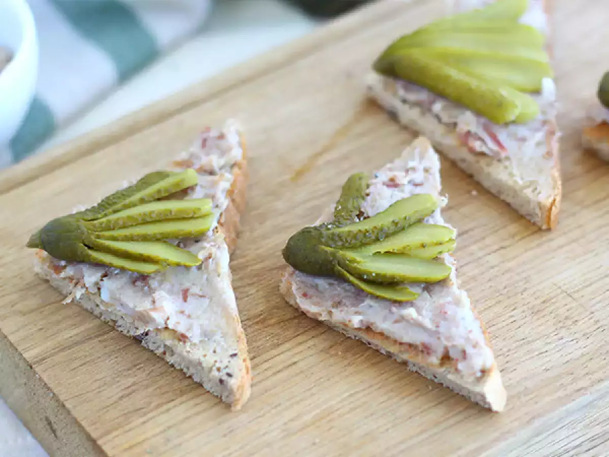 Toast-Häppchen mit Rillettes und Cornichons - foto 2