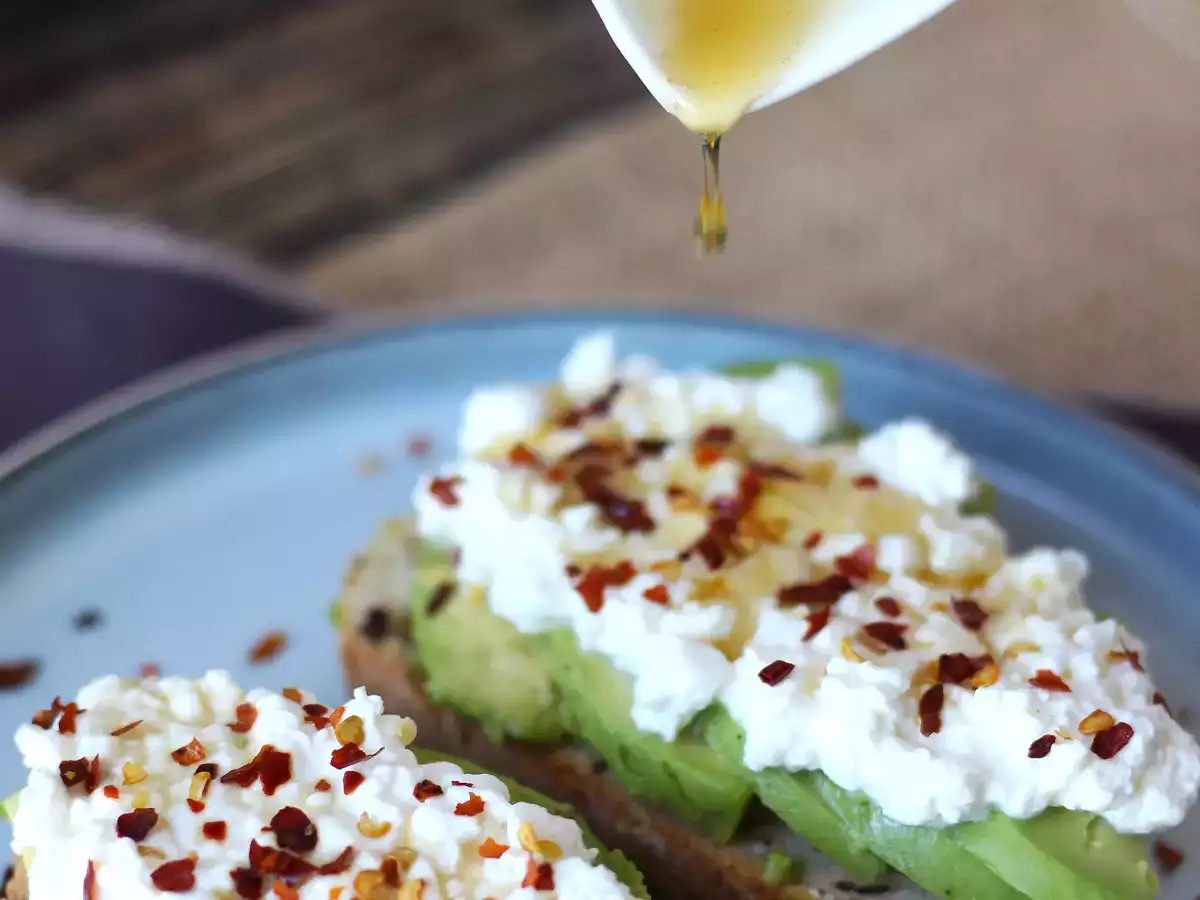 Toast mit Avocado und Hüttenkäse mit gewürztem Honig - foto 2