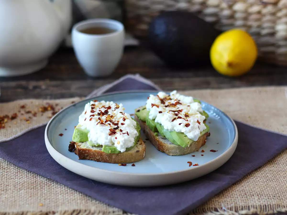 Toast mit Avocado und Hüttenkäse mit gewürztem Honig - foto 3