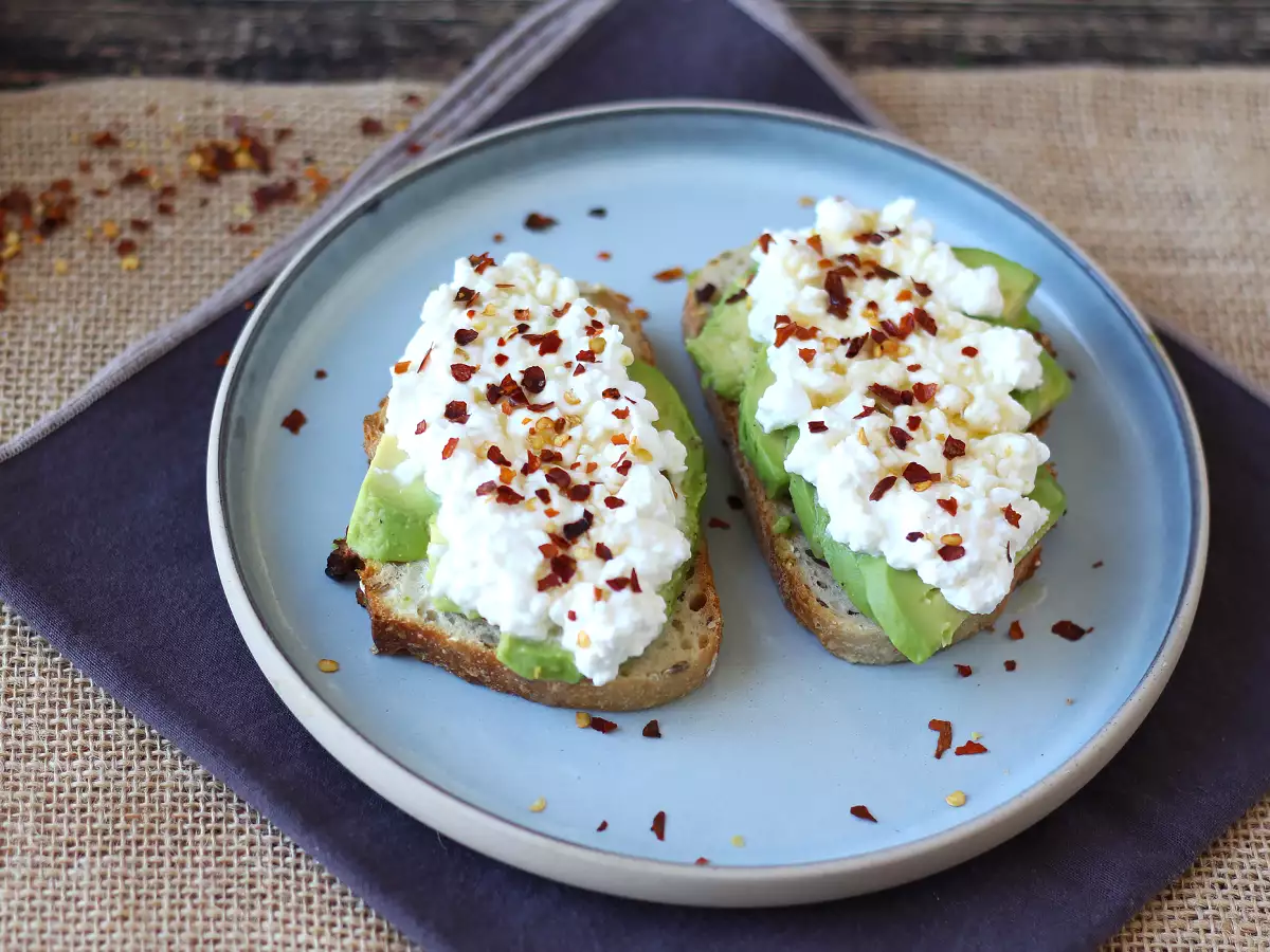 Toast mit Avocado und Hüttenkäse mit gewürztem Honig - foto 4