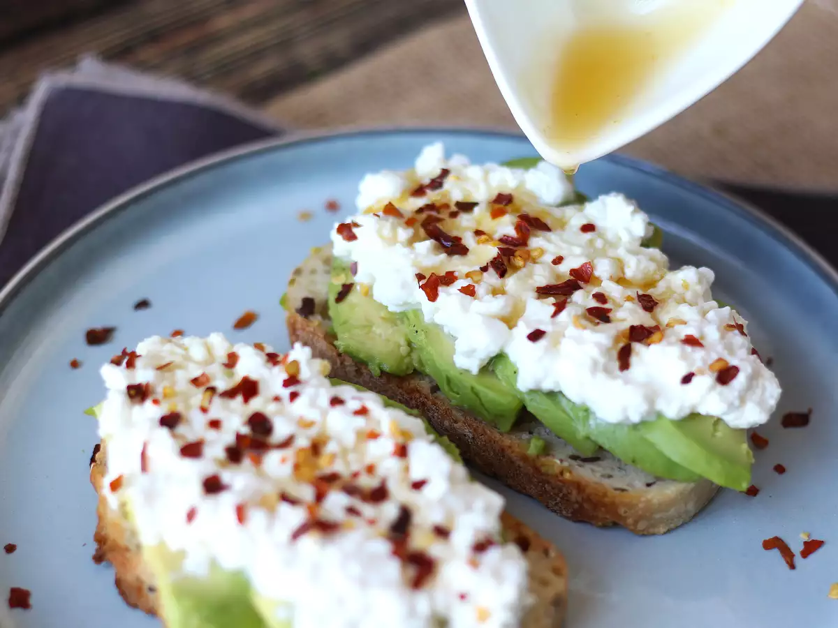 Toast mit Avocado und Hüttenkäse mit gewürztem Honig - foto 5
