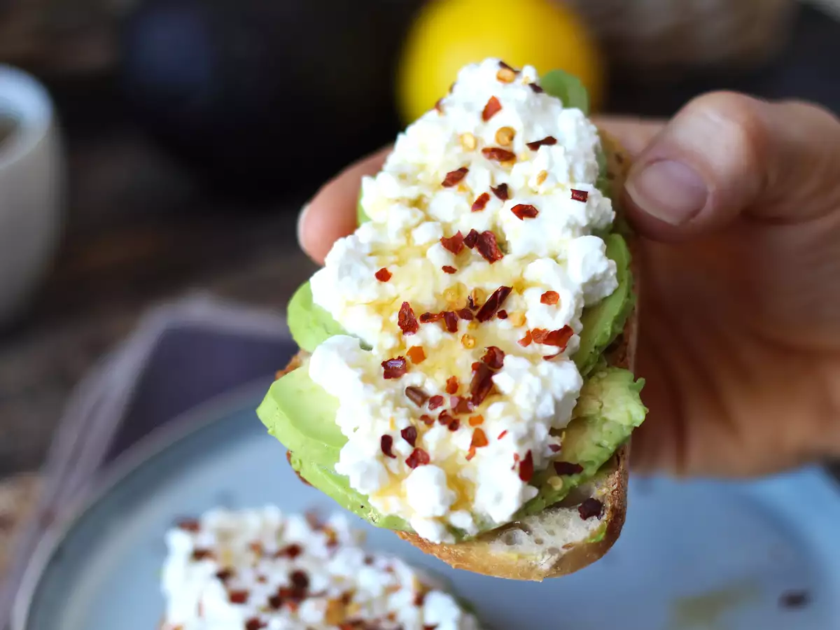Toast mit Avocado und Hüttenkäse mit gewürztem Honig - foto 6