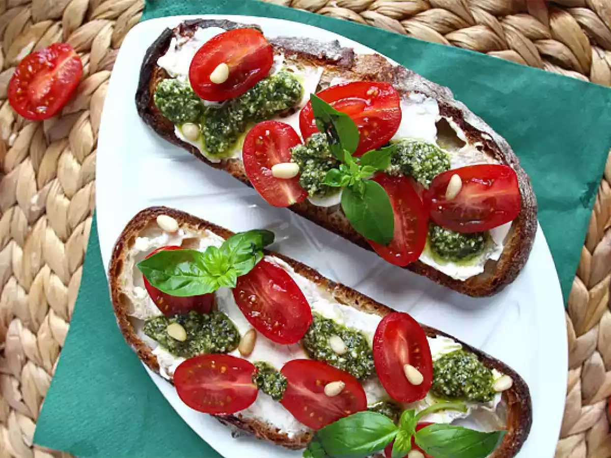 Toast mit Frischkäse, Pesto und Kirschtomaten - foto 2