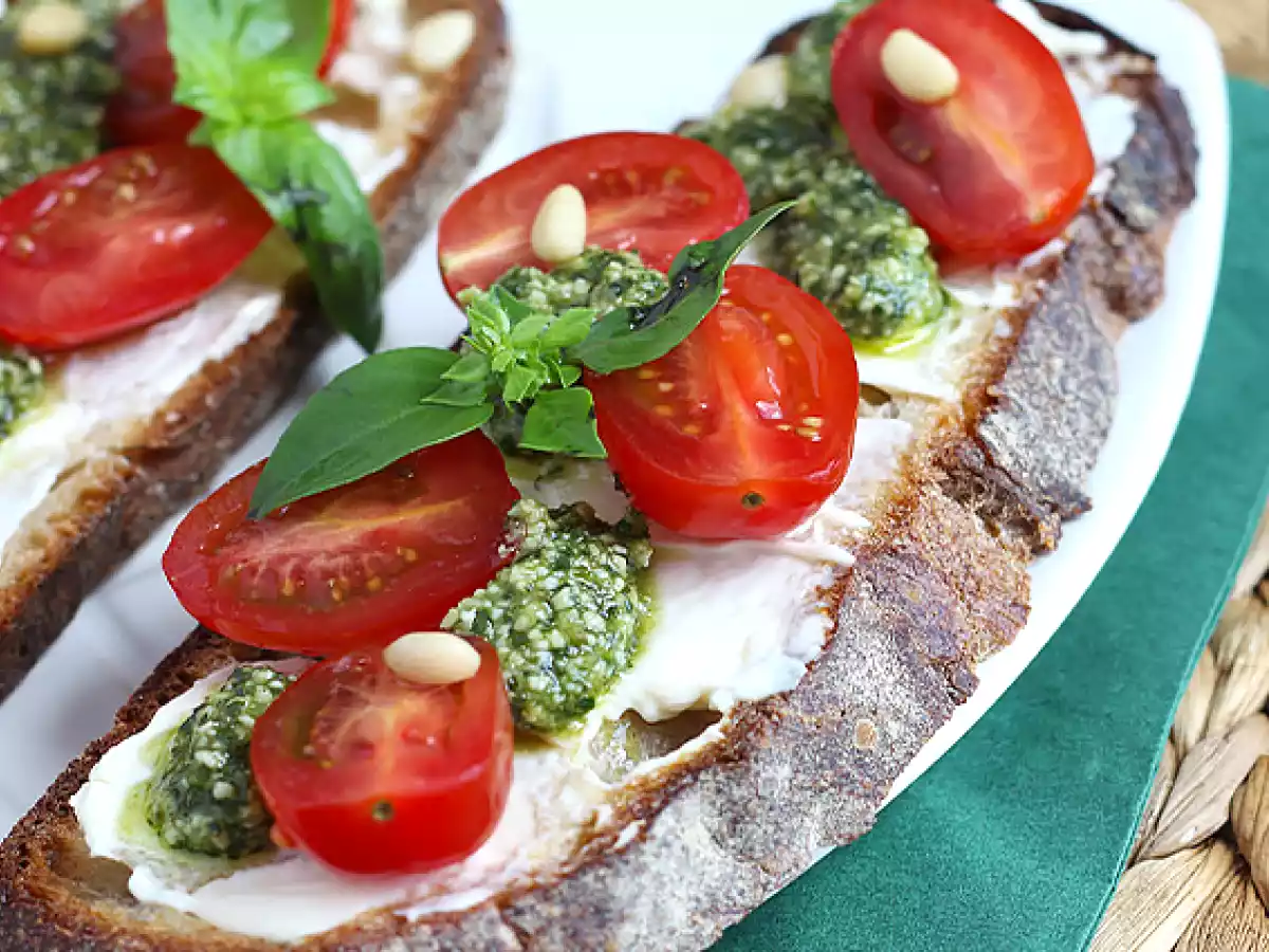 Toast mit Frischkäse, Pesto und Kirschtomaten - foto 3