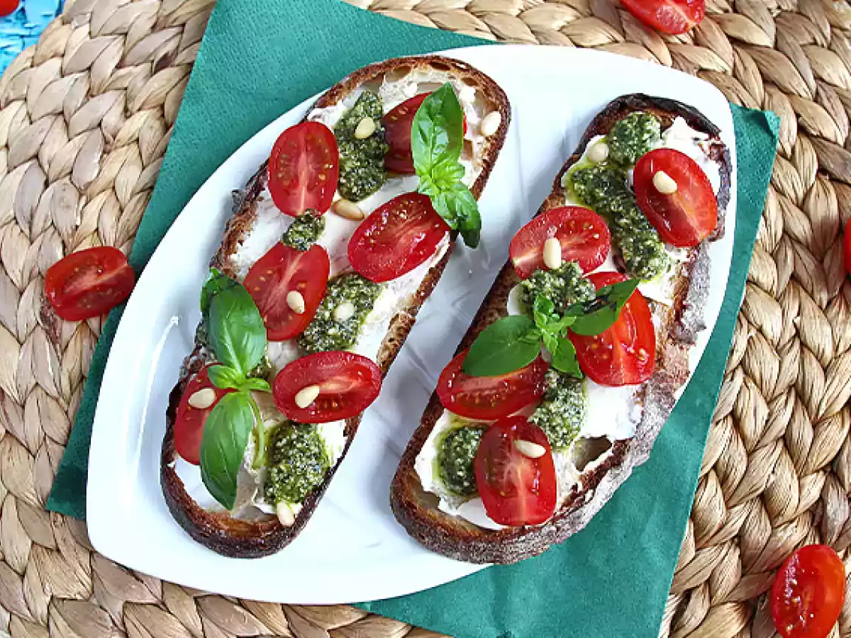 Toast mit Frischkäse, Pesto und Kirschtomaten - foto 4