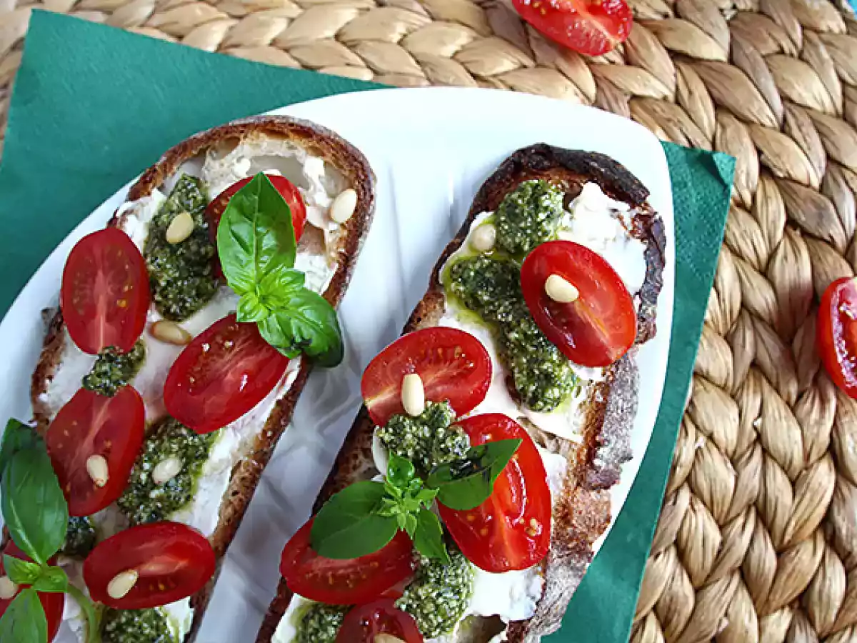 Toast mit Frischkäse, Pesto und Kirschtomaten - foto 5