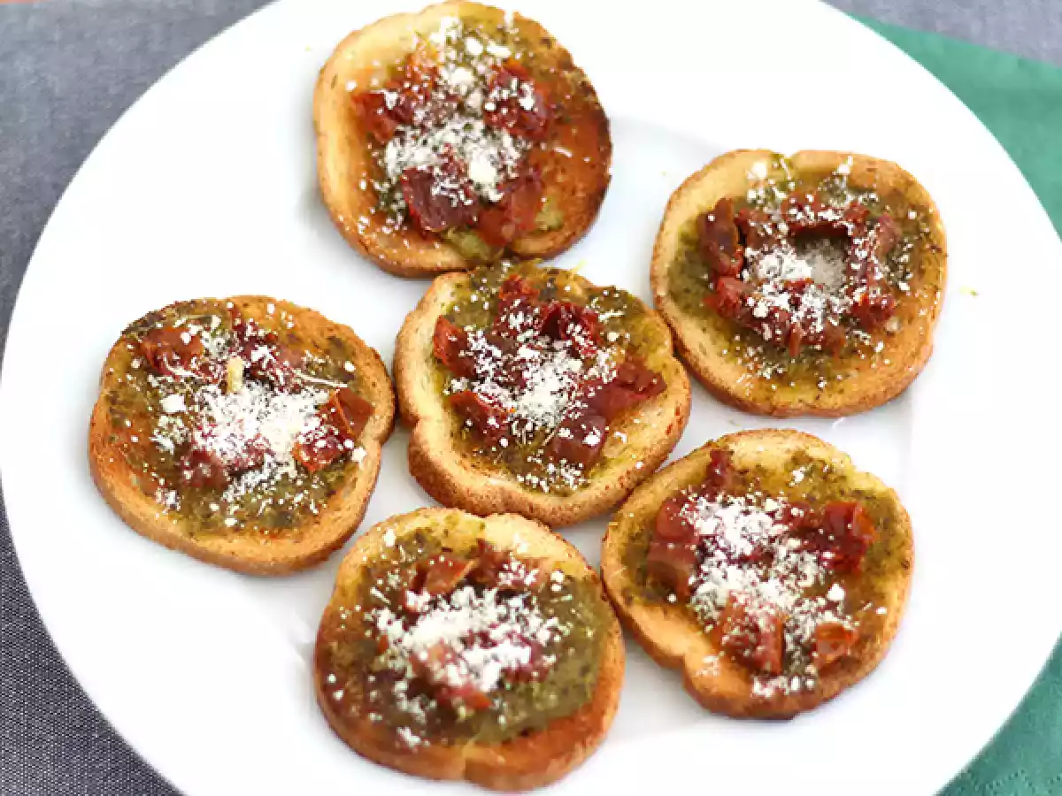 Toast mit Pesto, Parmesan und getrockneten Tomaten - foto 2