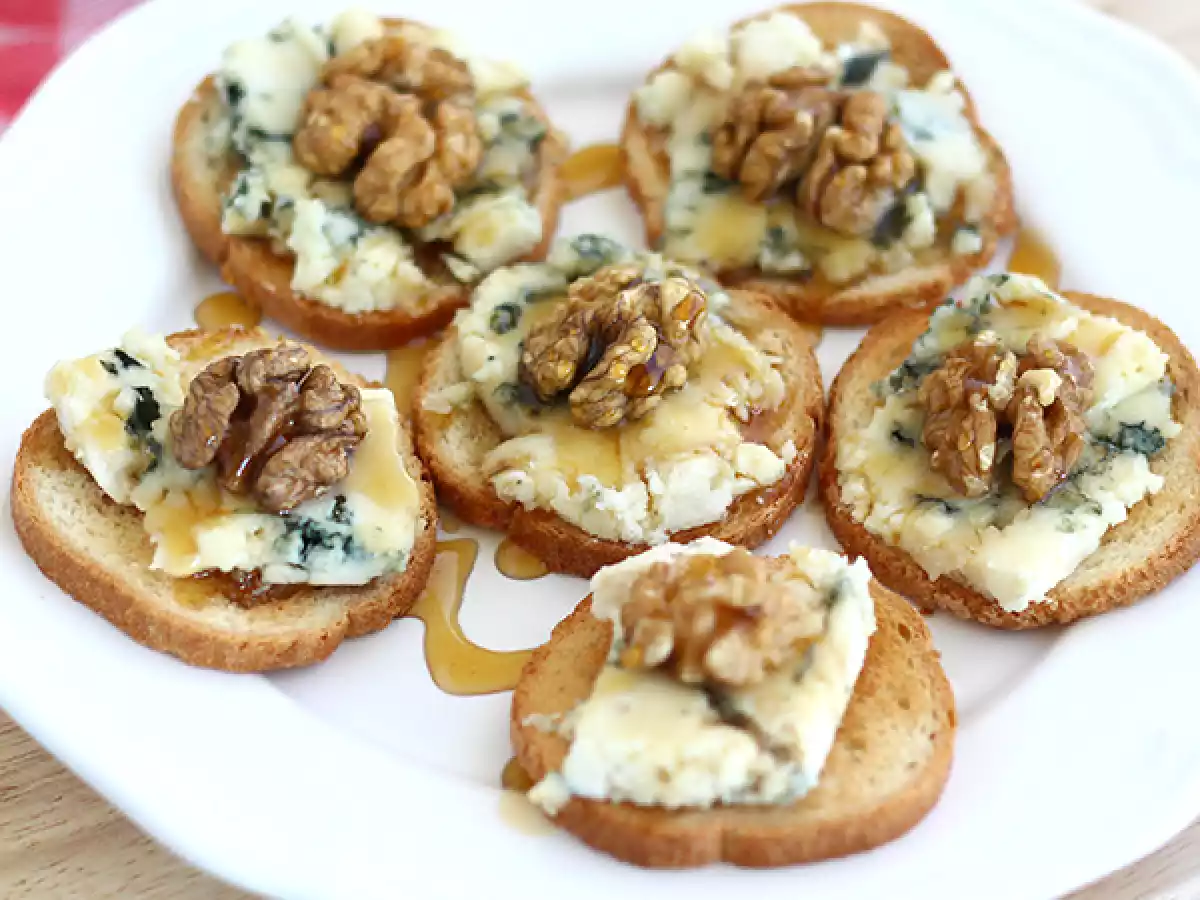 Toast mit Roquefort, Walnüssen und Honig