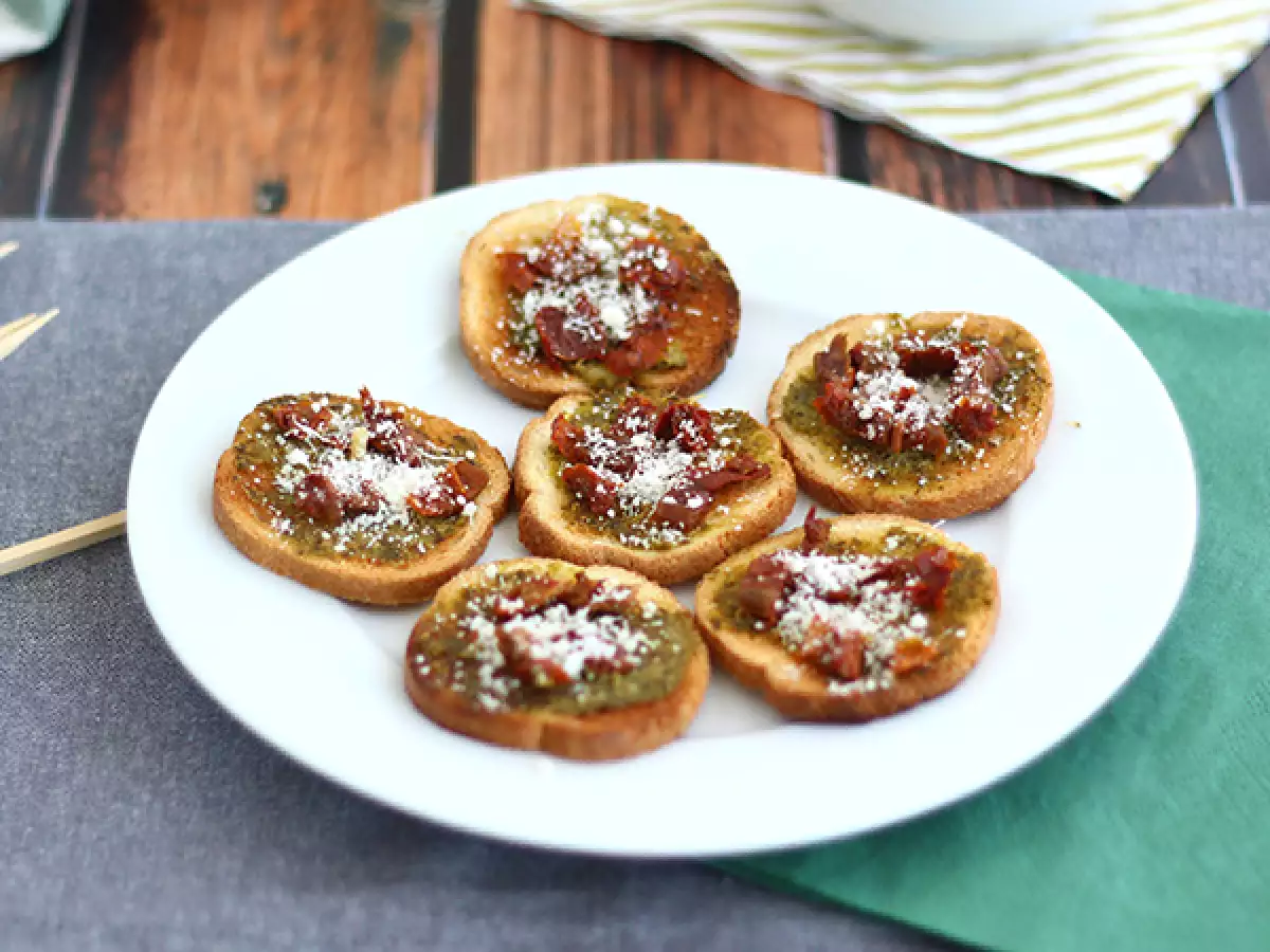 Toasts mit Pesto, Parmesan und getrockneten Tomaten