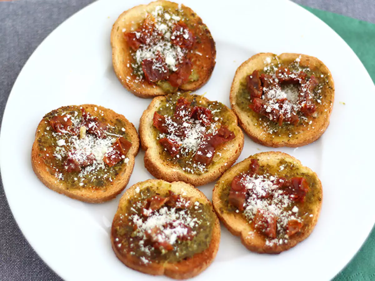 Toasts mit Pesto, Parmesan und getrockneten Tomaten - foto 2
