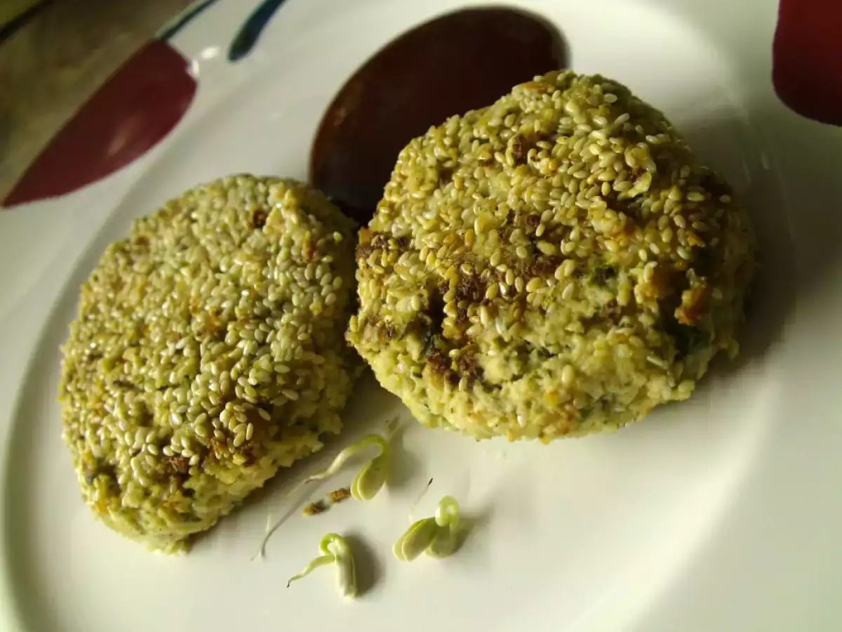 Tofu-Sonnenblumensprossen-Laibchen mit Sesamkruste