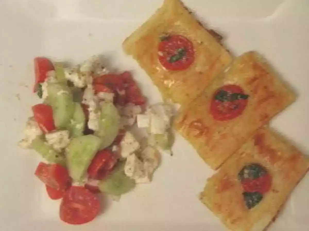 Tomaten-Blätterteig-Quadrate mit Gurken-Tomatensalat