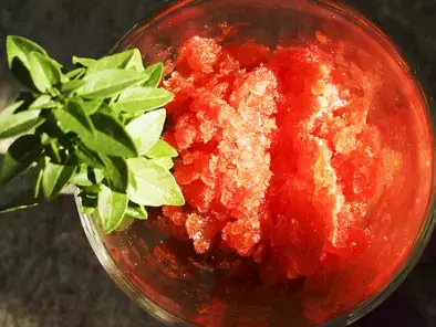 Tomaten Granita mit karamelisiertem Rosmarin und Ouzo
