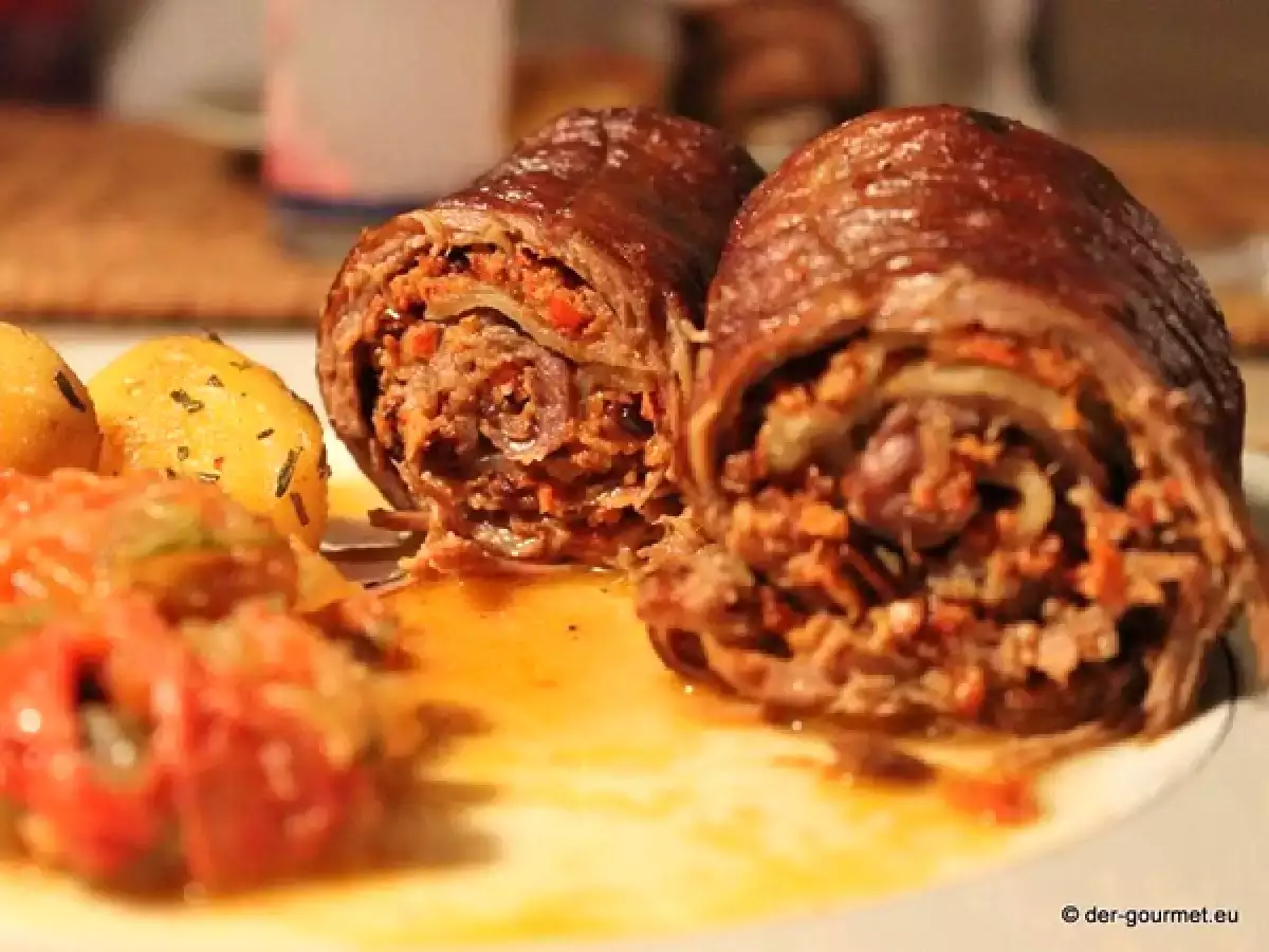 Tomaten halbieren, den Strunk ausschneiden, Staudensel