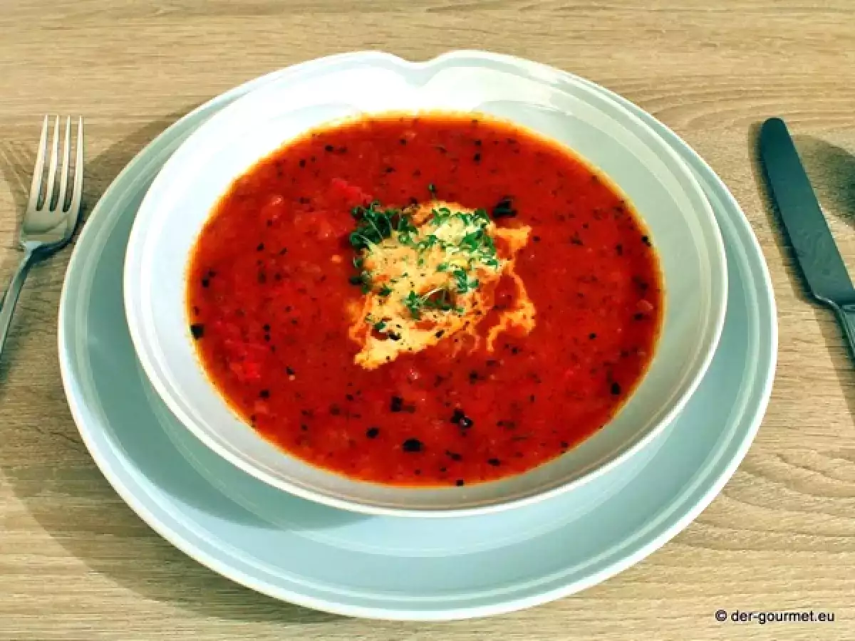 Tomaten Paprika Suppe mit Kresse und Basilikum