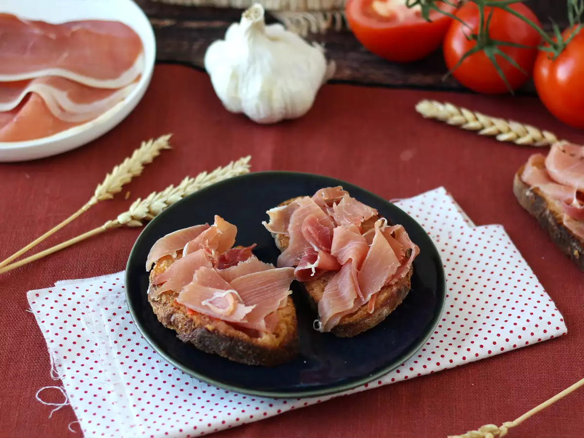 Tomatenbrote mit Serrano-Schinken