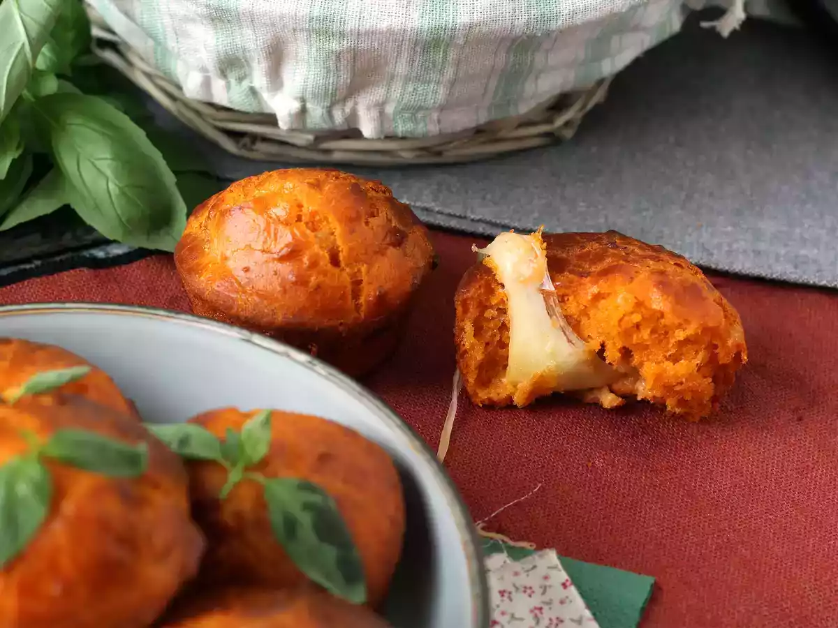 Tomatenmuffins mit zartschmelzendem Mozzarella-Herz - foto 2