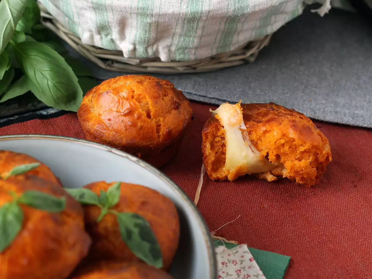 Tomatenmuffins mit zartschmelzendem Mozzarella-Kern - foto 2