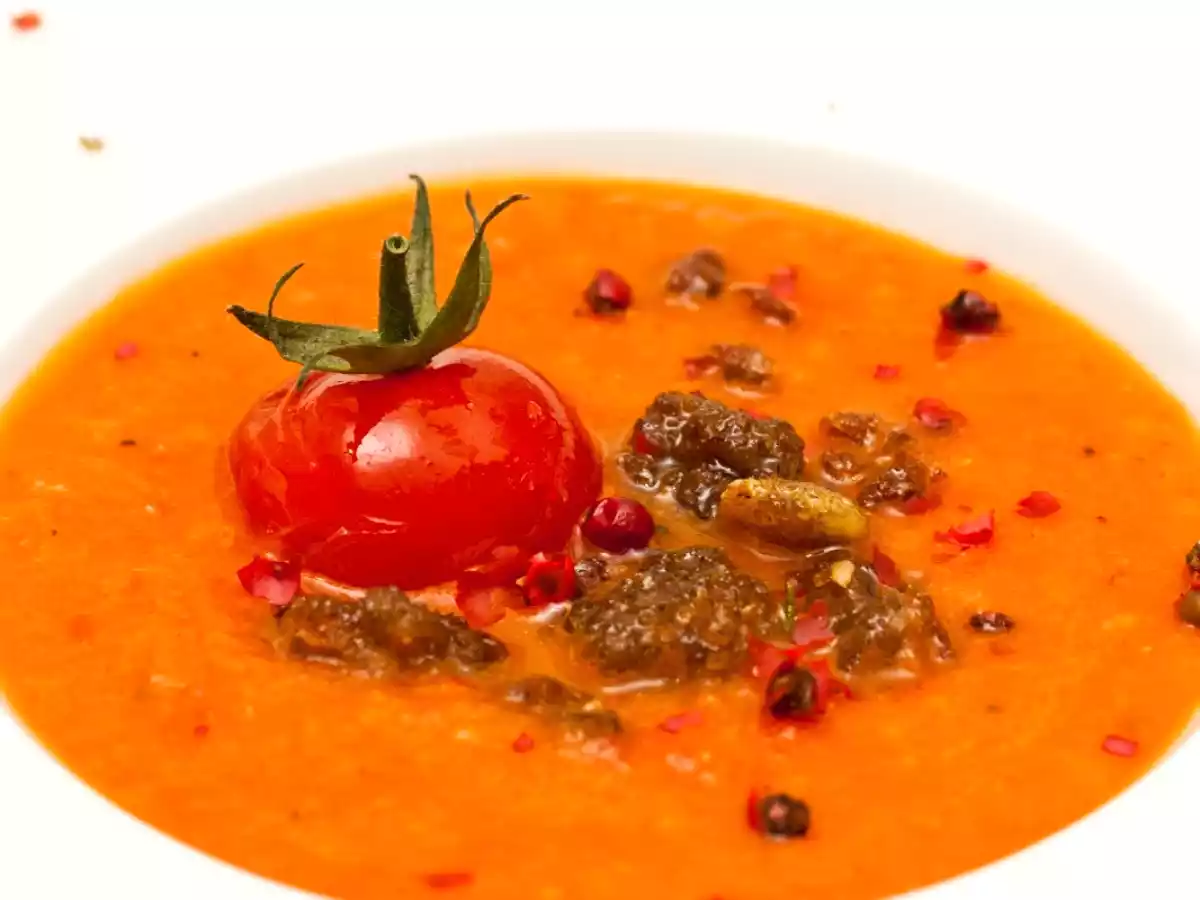 Tomatensuppe mit rosa Pfefferbeeren und mediterranen Vollkornbröseln