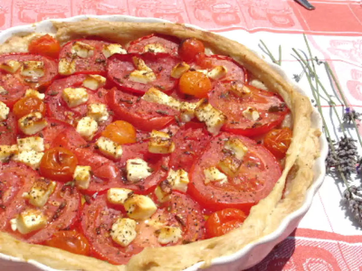Tomatentarte mit Lavendel, Ziegenkäse und schwarzen Oliven