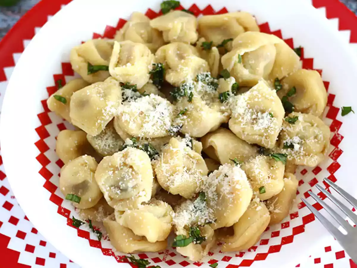 Tortellinis mit Parmesan, Schinken und Basilikum - foto 2