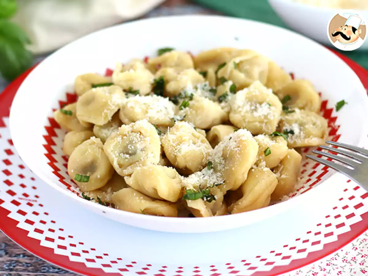 Tortellinis mit Parmesan, Schinken und Basilikum - foto 3