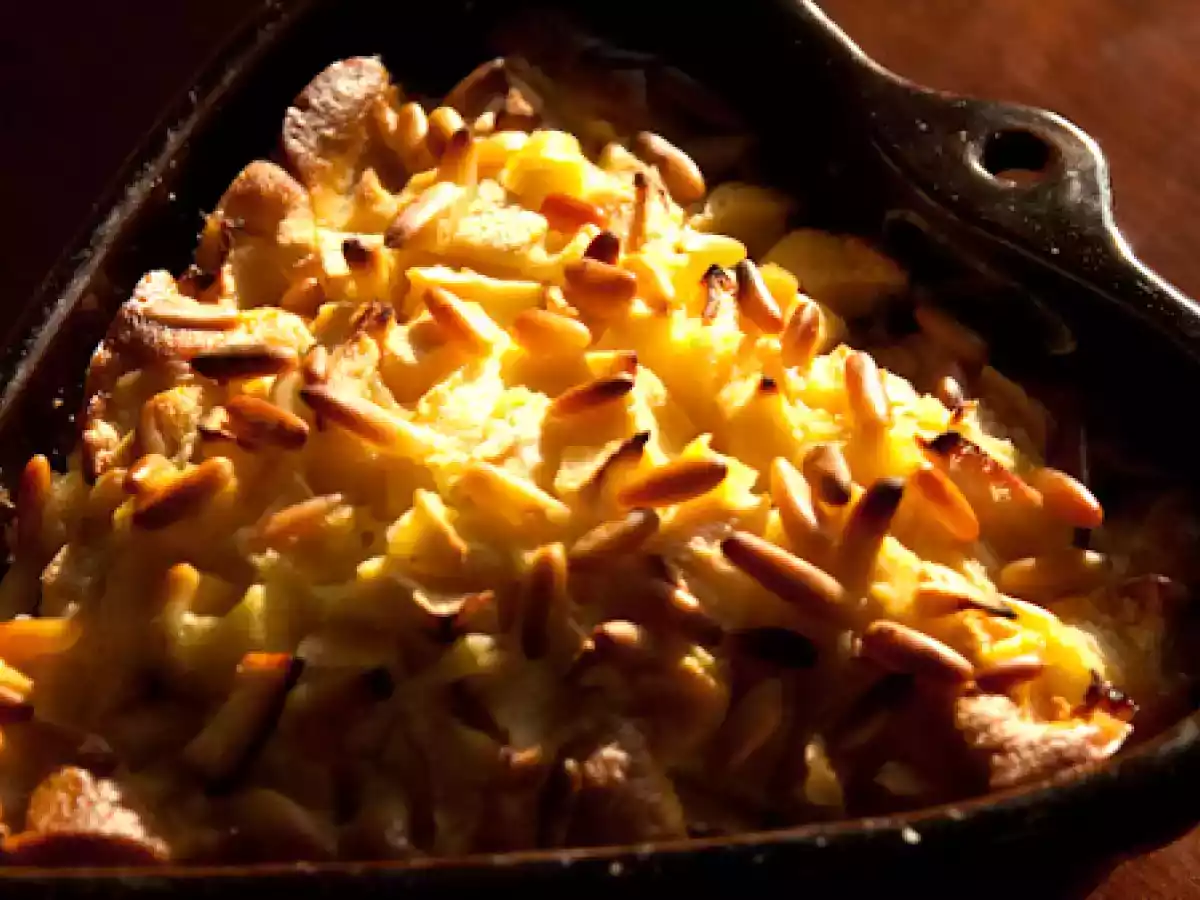 Toskanischer Apfelkuchen mit Pinienkernen