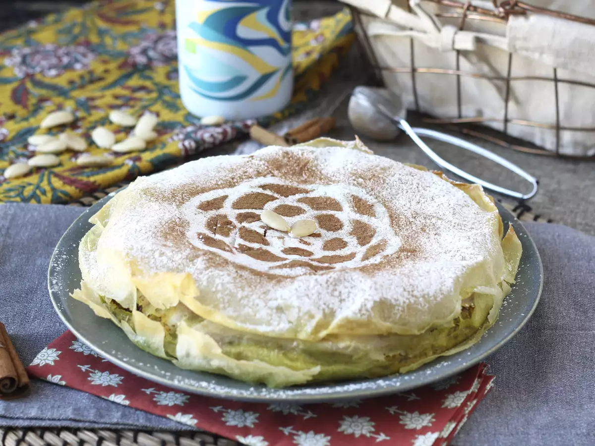 Traditionelle marokkanische Pastilla mit Brickteig, Hähnchen und Gewürzen