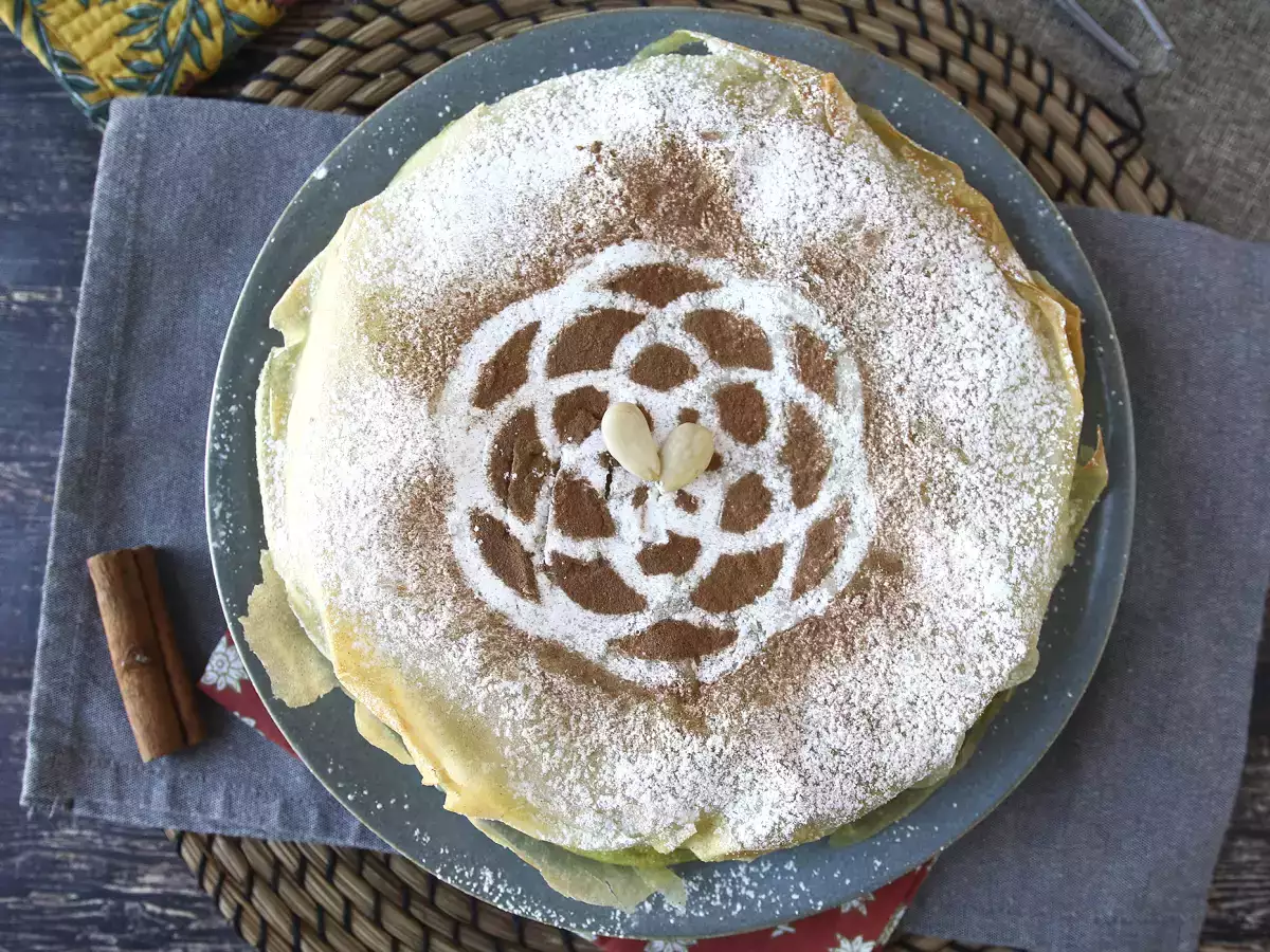 Traditionelle marokkanische Pastilla mit Brickteig, Hähnchen und Gewürzen - foto 2