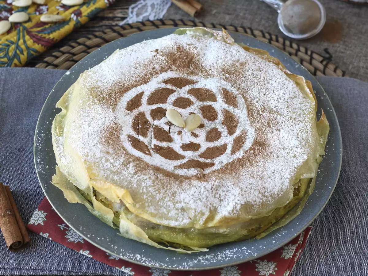 Traditionelle marokkanische Pastilla mit Brickteig, Hähnchen und Gewürzen - foto 3