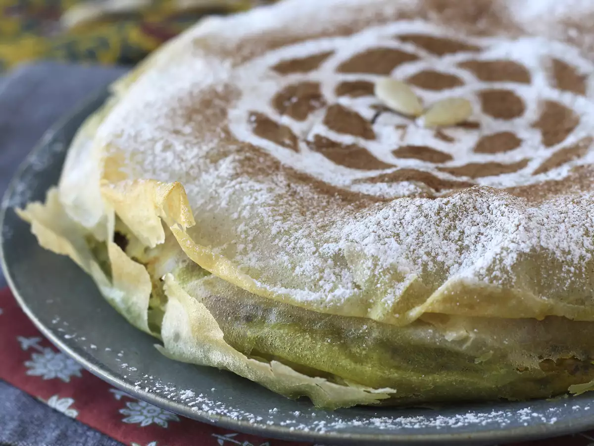 Traditionelle marokkanische Pastilla mit Brickteig, Hähnchen und Gewürzen - foto 4
