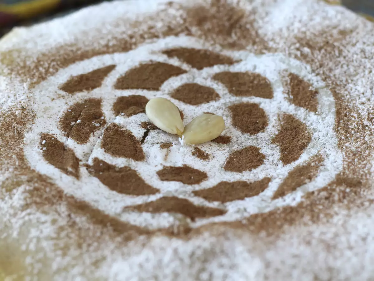 Traditionelle marokkanische Pastilla mit Brickteig, Hähnchen und Gewürzen - foto 5