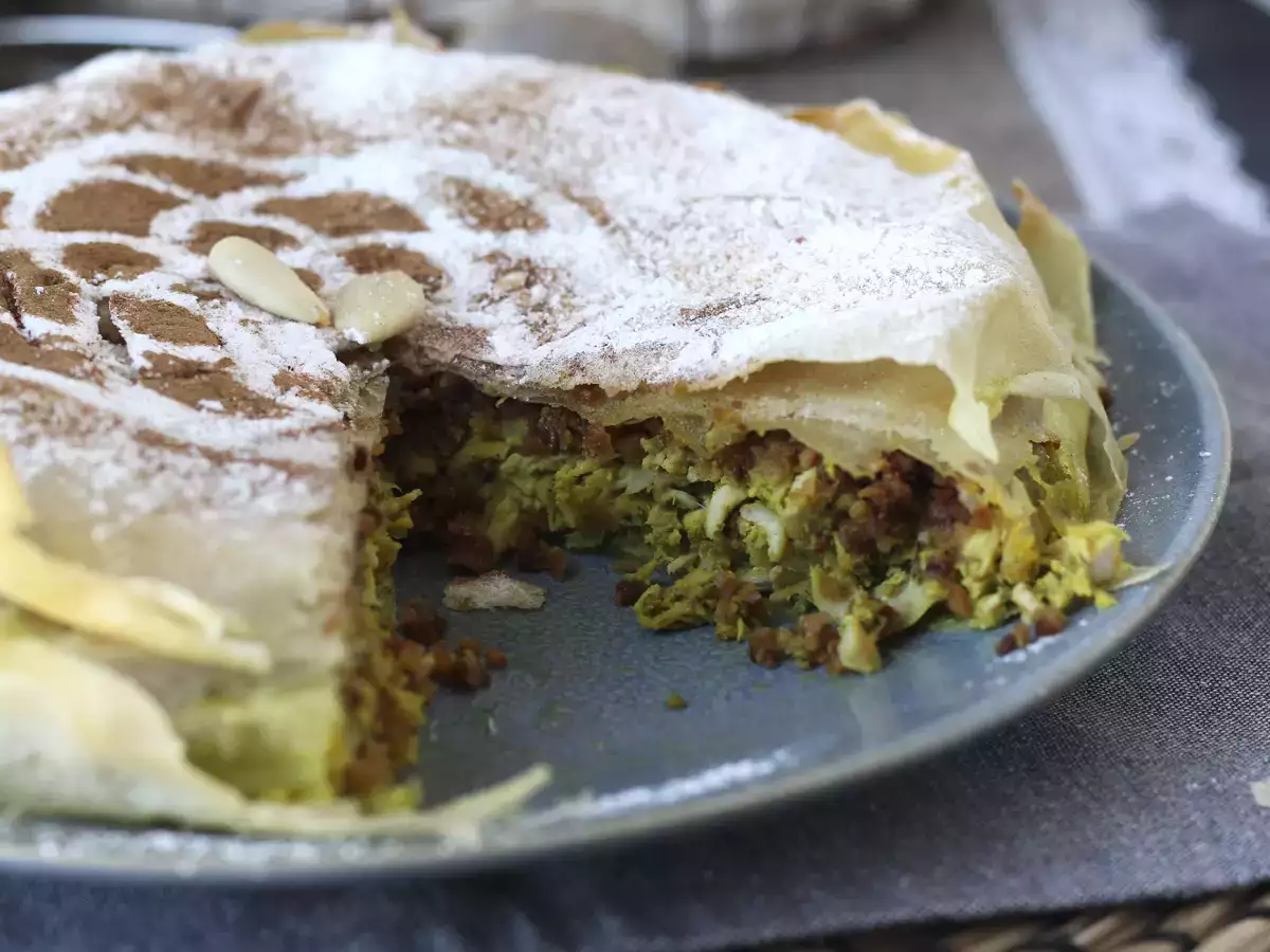 Traditionelle marokkanische Pastilla mit Brickteig, Hähnchen und Gewürzen - foto 6