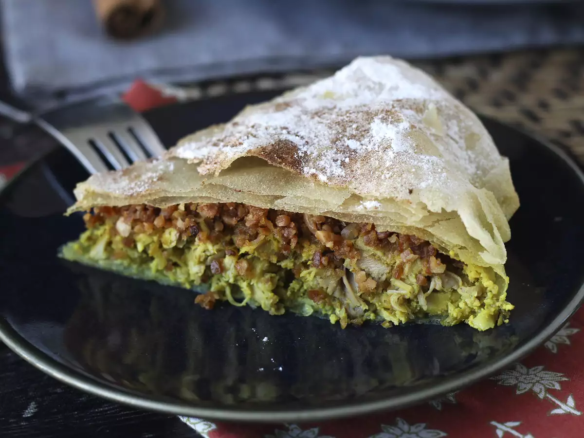 Traditionelle marokkanische Pastilla mit Brickteig, Hähnchen und Gewürzen - foto 7