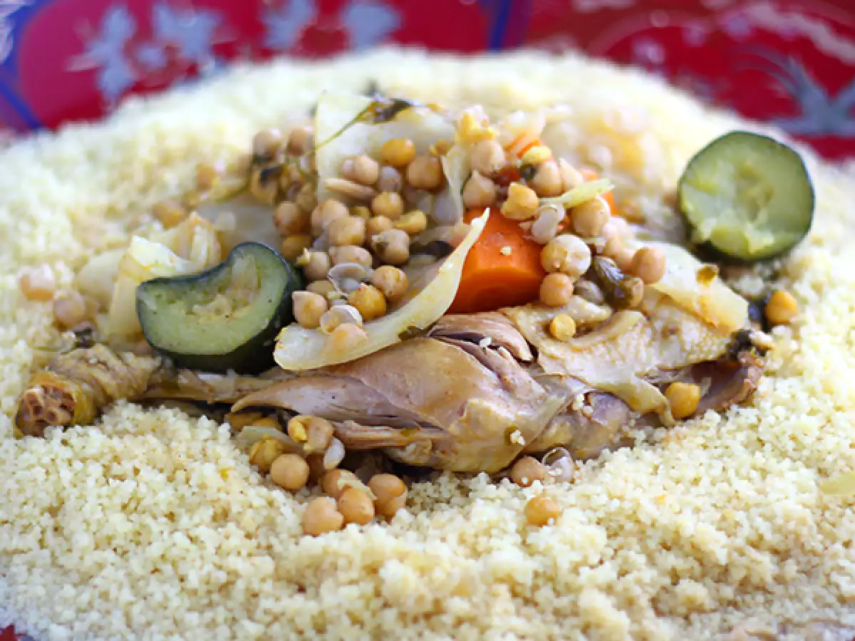 Traditioneller marokkanischer Couscous mit Hähnchen - foto 2